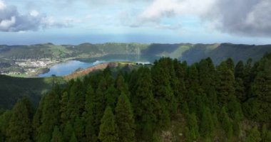 Sete Cidades krater vadisi, Portekiz 'in Azores, Sao Miguel adasındaki güzel göl. Peyzaj genel görünümü.
