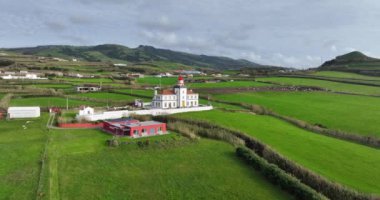 Farol da Ferraria, kıyı şeridinde deniz feneri ve Portekiz, Azores Sao Miguel 'de panoramik gözcü noktası. Hava görünümü.