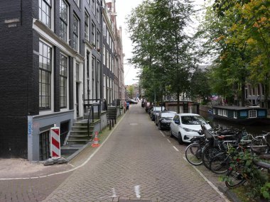 Amsterdam, Kuzey Hollanda, Hollanda, 2 Ekim 2024: Fotoğraf Amsterdam, Hollanda şehir merkezinde çekildi. Kanallar ve kanal evleri. Şehir sokakları.