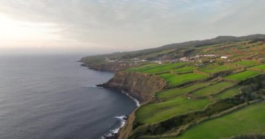 Atlantik Okyanusu 'ndaki sahil kayalıkları, Azores Adaları' ndaki gün batımı, Sao Miguel, Portekiz. Hava aracı görünümü.