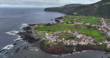 Mosteiros, Azores, Sao Miguel, Portekiz 'deki sahil kayalıkları. Atlantik Okyanusu 'ndaki ada. Hava aracı görüntüsü.