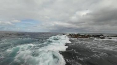 Dalgaların üzerinden uçmak, Atlantik Okyanusu 'ndaki kıyı volkanik kayalıklarını sallamak, dalgaları kırmak. Hava FPV İHA uçuşu