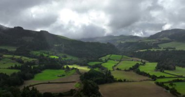 Asor 'ların manzarası, otlaklar, Atlantik Okyanusu' ndaki dağ volkanik adası. Hava aracı videosu