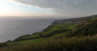 Azores Adası okyanus manzarası gün batımında. Hava aracı görünümü.