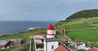 Portekiz, Azores sahil şeridinde deniz feneri, Sao Miguel adasının görüş açısı. Hava görünümü.