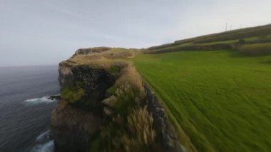 Sao Miguel, Azores, Portekiz 'in kayalıkları boyunca yarış ve dalış videoları. Hava görünümü.