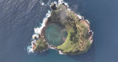 Ilheu de Vila Franca do Campo, Portekiz 'in Azores kıyısında küçük bir ada. Hava aracı görünümü.
