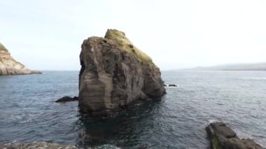 Sao Miguel 'deki küçük körfez, Azores, Atlantik Okyanusu' ndaki ada. Denizde kayalar ve kayalıklar. Manzara. Döndürme görünümü.