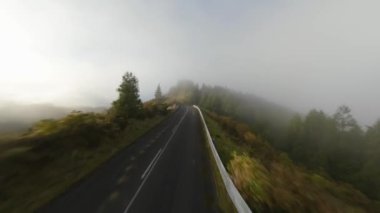 Portekiz, Portekiz, Miradouro do Salto do Cavalo, Sao Miguel adasına giden yol. Bir FPV drone videosu.