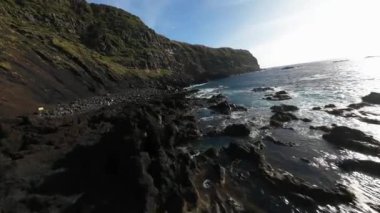 Fpv 'nin insansız hava aracı Azores uçurumları üzerinde uçuyor, ponta da ferraria, Sao Miguel, Portekiz, okyanustaki engebeli uçurumlar.