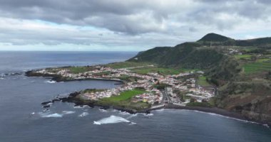 Mosteiros, Sao Miguel, Portekiz 'in güneyindeki kıyı şeridi boyunca bir köy. Kış uykusuna yatma yeri, kışın ılıman iklim. Hava aracı görünümü.