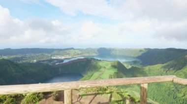 Portekiz, Azores 'teki Sete Cidades Gölü' ndeki volkanik adaya doğru yürüyüş. Yeşiller yemyeşil. Genel Bakış.