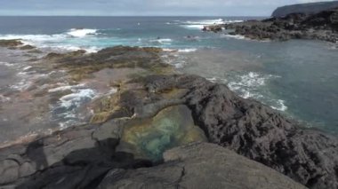 Azores 'in kayalık kıyı şeridi, volkanik ada. Atlantik Okyanusu. Sao Miguel, Azores, Portekiz.