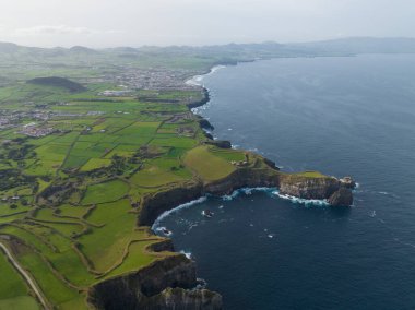 Atlantik Okyanusu 'ndaki Azores adalarının yeşil çayır ve kaya arazisi, turistik kış uykusu merkezi. Tüm yıl boyunca ılıman iklim. Çok güzel bir doğa. Hava görünümü.