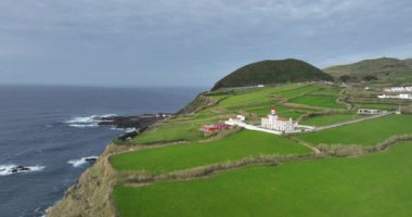 Portekiz, Azores sahil şeridinde deniz feneri, Sao Miguel adasının görüş açısı. Hava görünümü.