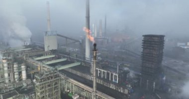 Büyük bir kola fabrikasında patlama, ağır sanayi bölgesi, duman, iklim değişikliği. Kirlilik. Hava aracı videosu.