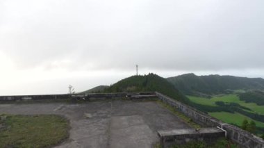 Sete cidades, krater gölü, terk edilmiş otelden görünen, harabe, Azorelar 'ın güzel manzarası. Genel Bakış.