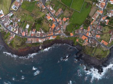 Mosteiros, Azores, Sao Miguel, Portekiz 'deki sahil kayalıkları. Atlantik Okyanusu 'ndaki ada. Hava aracı görüntüsü.