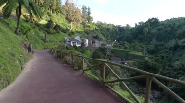 Ribeira dos Caldeiroes Doğal Parkı, şelaleler, yeşil bereket, doğa ve Azores adasındaki yürüyüş yolları. Döndürme görünümü