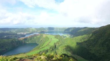Portekiz, Azores 'teki Sete Cidades Gölü' ndeki volkanik adaya doğru yürüyüş. Yeşiller yemyeşil. Genel Bakış.
