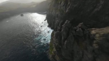 Sao Miguel, Azores, Portekiz 'in kayalıkları boyunca yarış ve dalış videoları. Hava görünümü.