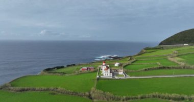 Farol da Ferraria, kıyı şeridinde deniz feneri ve Portekiz, Azores Sao Miguel 'de panoramik gözcü noktası. Hava görünümü.