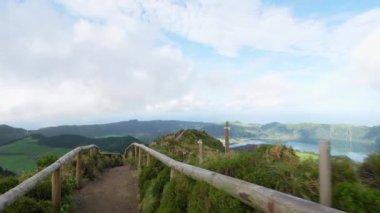 Sete şarabı, Sete Cidades, Azores, Portekiz adasında göl. İfşa olmak, yolda yürümek.