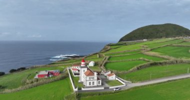 Portekiz, Azores sahil şeridinde deniz feneri, Sao Miguel adasının görüş açısı. Hava görünümü.
