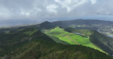 San Miguel, Azores Adası, Portekiz. Güzel manzara, sisli bulutlar ve yemyeşil. Hava aracı videosu.