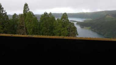 Sete cidades, krater gölü, terk edilmiş otelden görünen, harabe, Azorelar 'ın güzel manzarası. Genel Bakış.