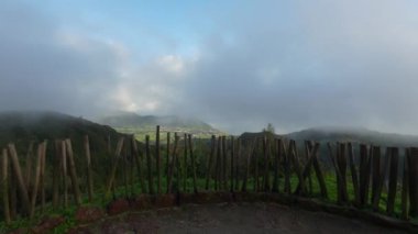 Manzaralı yeşil manzaralar, Azores, Sao Miguel, Portekiz 'de alçak bulutlar. Miradouro do Salto do Cavalo. Güzel manzara..