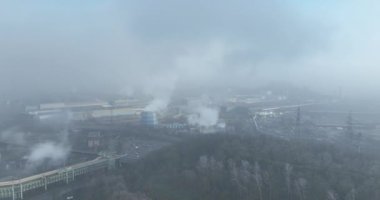 Büyük endüstriyel patlama fırınında yoğun sis ve sis var. Schwelgern, Almanya. Bir hava aracı görüntüsü.