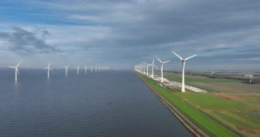 Kıyıda ve kıyı açıklarında rüzgar santralleri, modern rüzgar türbinleri, rüzgar enerjisi üretmek için tasarlanmıştır. Denize yerleştirme, yüksek voltajlı kurulum. Hava aracı videosu