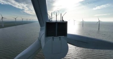 Bir açık deniz rüzgâr çiftliği, modern yel değirmenleri, rüzgar türbinleri, rüzgar enerjisi üretmek için tasarlanmış. Denize yerleştirme, yüksek voltajlı kurulum. Aeiral drone videosu.