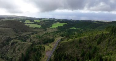 San Miguel, Azores Adası, Portekiz. Güzel manzara, sisli bulutlar ve yemyeşil. Hava aracı videosu.