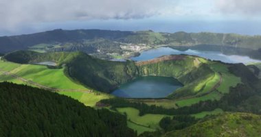 Sete Cidades krater vadisi, Portekiz 'in Azores, Sao Miguel adasındaki güzel göl. Peyzaj genel görünümü.