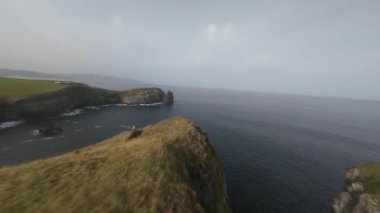 Atlantik Okyanusu kıyılarında uçurum dalışı ve dağ sörfü, muhteşem manzara, Azores, Portekiz. Hava görünümü.