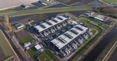 Hollanda 'daki bir veri merkezinin, yapay zekanın ve internet altyapısının hava görüntüsü. Büyük veriler, kuantum hesaplama, süper bilgisayar.