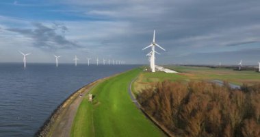 Kıyıda ve kıyı açıklarında rüzgar santralleri, modern rüzgar türbinleri, rüzgar enerjisi üretmek için tasarlanmıştır. Denize yerleştirme, yüksek voltajlı kurulum. Hava aracı videosu