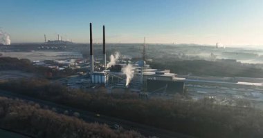 Gladbeck, Almanya 'da cam atıklarının yeni malzeme ve ürünlere dönüştürülmesi. Hava görünümü.