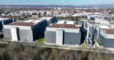 Frankfurt 'ta kısmen yapım aşamasında olan büyük veri merkezlerinin insansız hava aracı görüntüsü. Sunucu alanı, büyük teknoloji, veri, bilişim altyapısı.
