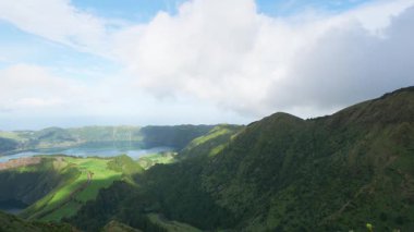 Sete cidades 'in Portekiz' deki Sete Cidades adasındaki hava görüntüleri. Açığa çıkıyor