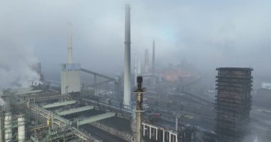 Kola fabrikası Schwelgern 'de patlama, ağır sanayi bölgesi. Hava aracı görünümü.