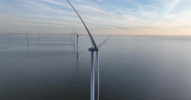 Suda rüzgar türbinleri, Afsluitdijk, Hollanda. Yeşil rüzgar enerjisi. Hava aracı görünümü.