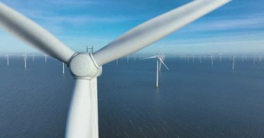 Suyun üzerindeki Afsluitdijk 'te rüzgar türbinleri rüzgarın kinetik enerjisini sürdürülebilir elektrik enerjisine rüzgar çiftliklerine ve Hollanda' da yenilenebilir enerjiye dönüştürür. Hava aracı görünümü.