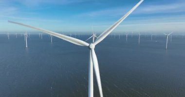 Suyun üzerindeki Afsluitdijk 'te rüzgar türbinleri rüzgarın kinetik enerjisini sürdürülebilir elektrik enerjisine rüzgar çiftliklerine ve Hollanda' da yenilenebilir enerjiye dönüştürür. Hava aracı görünümü.