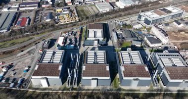 Frankfurt 'ta kısmen yapım aşamasında olan büyük veri merkezlerinin insansız hava aracı görüntüsü. Sunucu alanı, büyük teknoloji, veri, bilişim altyapısı.