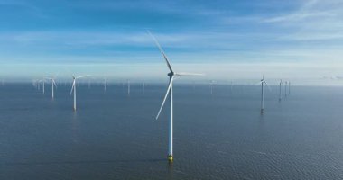 Suyun üzerindeki Afsluitdijk 'te rüzgar türbinleri rüzgarın kinetik enerjisini sürdürülebilir elektrik enerjisine rüzgar çiftliklerine ve Hollanda' da yenilenebilir enerjiye dönüştürür. Hava aracı görünümü.