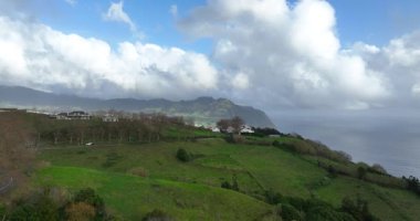 Azores 'in yeşil manzaraları, Sao Miguel adası. atalantik volkanik okyanus adası. Kış zamanı için cennet, ılıman iklim. Hava görünümü.