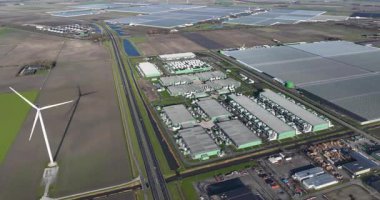 Hollanda 'daki büyük bilişim çok uluslu veri merkezi. Altyapı hesaplanıyor. Hava aracı görüntülemesi.